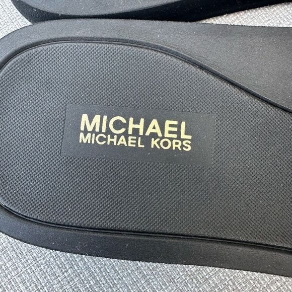 Michael Kors Eva signature slide sandal. - Picture 2 of 7